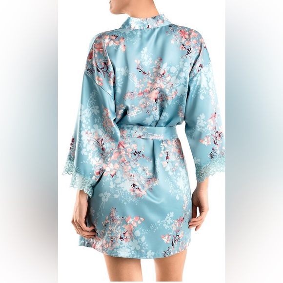 In Bloom

Fernwood Tied Lace-Trim Short Robe, Size XS/S Colour ADRATIC B… - Picture 2 of 4